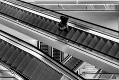 Marly_Groningen_museum_women_WEB_escalator